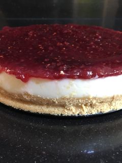 Una foto de Tarta de queso 🧀 con mermelada de fresa 🍓 o frambuesa