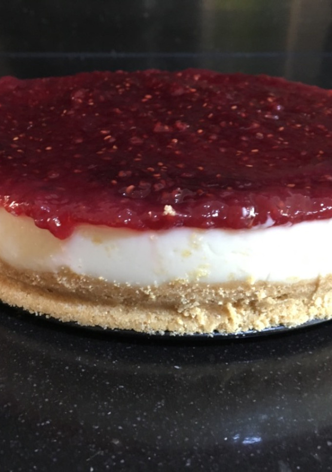 Una foto de Tarta de queso 🧀 con mermelada de fresa 🍓 o frambuesa