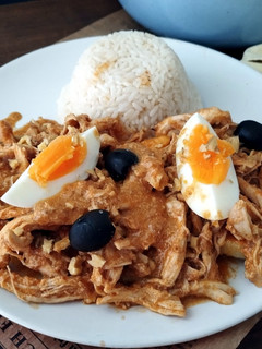 Una foto de Ají de gallina {plato tradicional peruano}