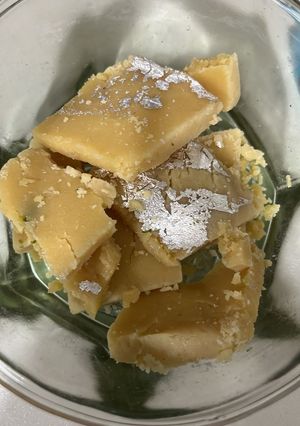 खोया बर्फी (khoya barfi recipe in Hindi) रेसिपी मुख्य फोटो