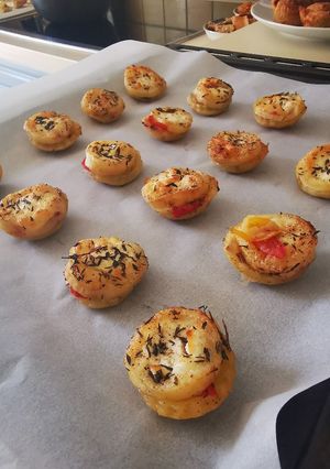 Une photo de Mini tartelettes chèvre oignons caramélisés et tomates cerises