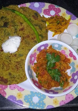 મેથી બાજરા ના લસણીયા થેપલા (Methi Bajra Garlic Thepla recipe in Gujarati) રેસીપી મુખ્ય ફોટો
