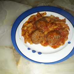 Una foto de Albóndigas con salsa de tomates y papas fritas