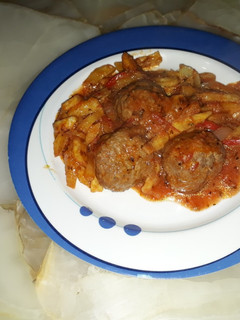 Una foto de Albóndigas con salsa de tomates y papas fritas