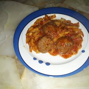 Albóndigas con salsa de tomates y papas fritas