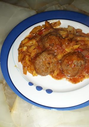 Una foto de Albóndigas con salsa de tomates y papas fritas