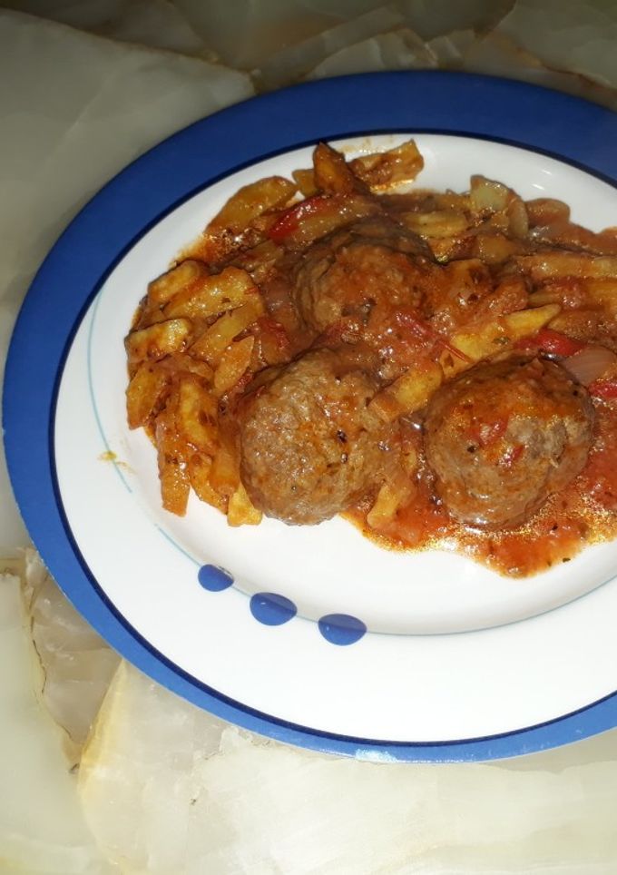 Una foto de Albóndigas con salsa de tomates y papas fritas