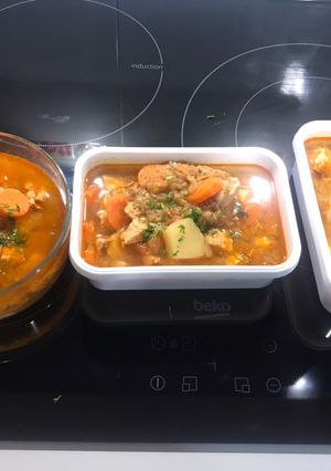 Una foto de Estofado de Pollo en Olla GM - 383k por comensal