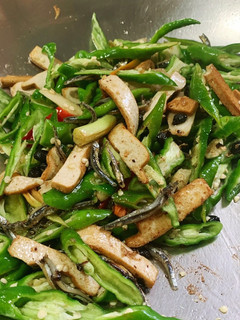 鼓汁糯米椒炒小魚豆乾~熱炒99版本 的食譜成品照片