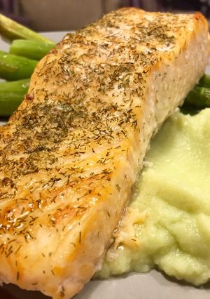 Una foto de Salmon Rosado con puré de coliflor y espárragos