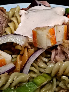 Una foto de Ensalada de pasta con cangrejo, atún y salsa rosa
