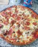 Pizza casera de pepperoni y jamón