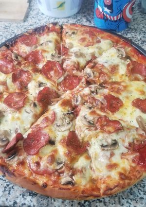 Una foto de Pizza casera de pepperoni y jamón
