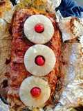 Rollo de carne hawaiano con tocino y salsa BBQ