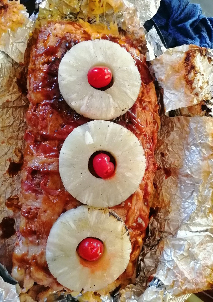 Una foto de Rollo de carne hawaiano con tocino y salsa BBQ