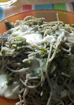 Una foto de Spaghettis con brócoli y queso