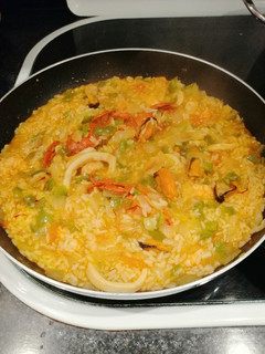 Una foto de Paella de marisco