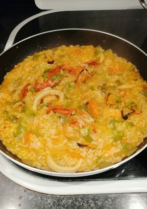 Una foto de Paella de marisco
