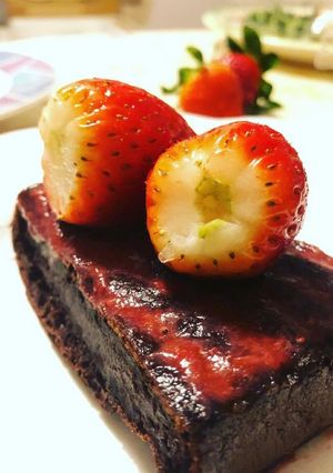 Une photo de Gâteau au chocolat allégé avec coulis de fraise 🍓