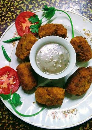 A picture of Aloo bonda with peanut tamarind sauce.