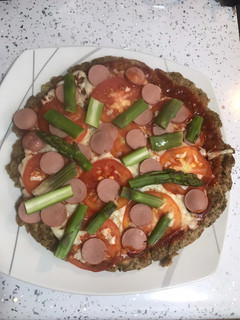 Una foto de Pizza con masa de brócoli 🥦 (sin horno, en sartén)