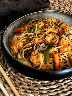 Una foto de Fideos fritos yakisoba de gambas