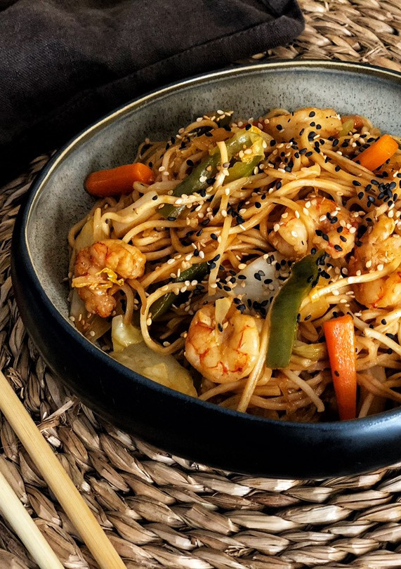 Una foto de Fideos fritos yakisoba de gambas