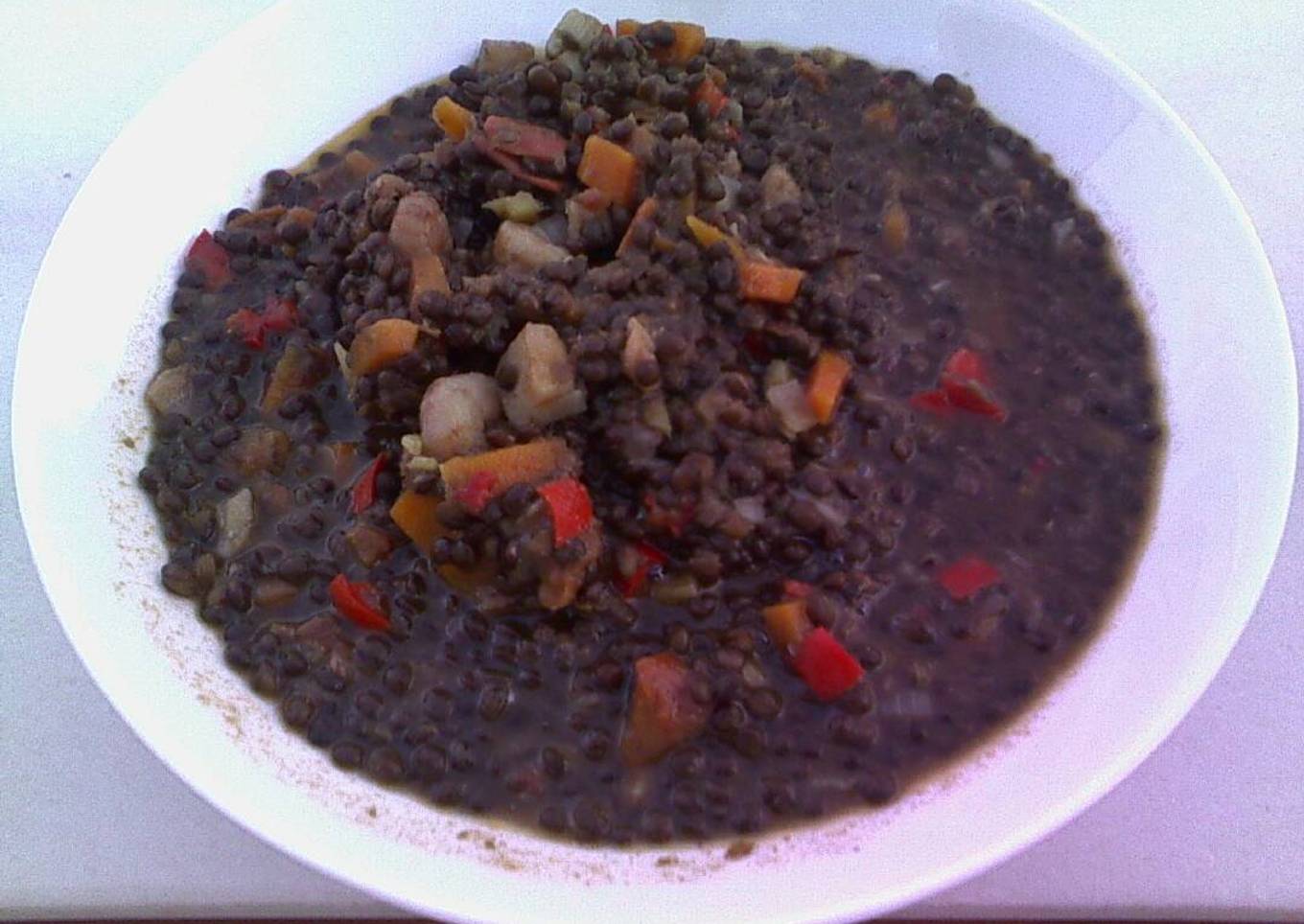 Lentejas caviar con verduras, jengibre y marisco