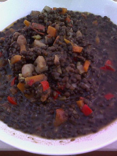 Una foto de Lentejas caviar con verduras, jengibre y marisco