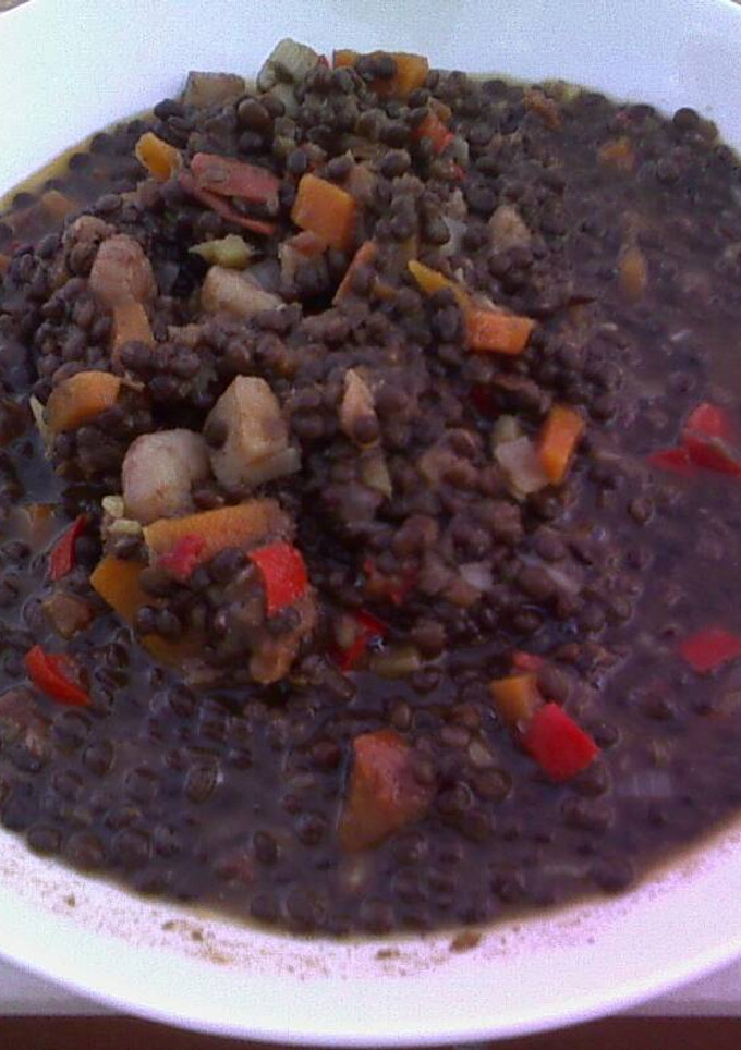 Una foto de Lentejas caviar con verduras, jengibre y marisco