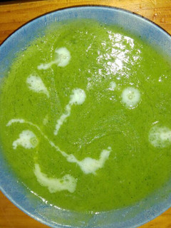 Una foto de Crema de calabacín y brócoli con leche de coco y aceite de coco