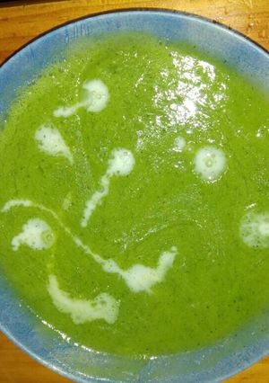 Una foto de Crema de calabacín y brócoli con leche de coco y aceite de coco