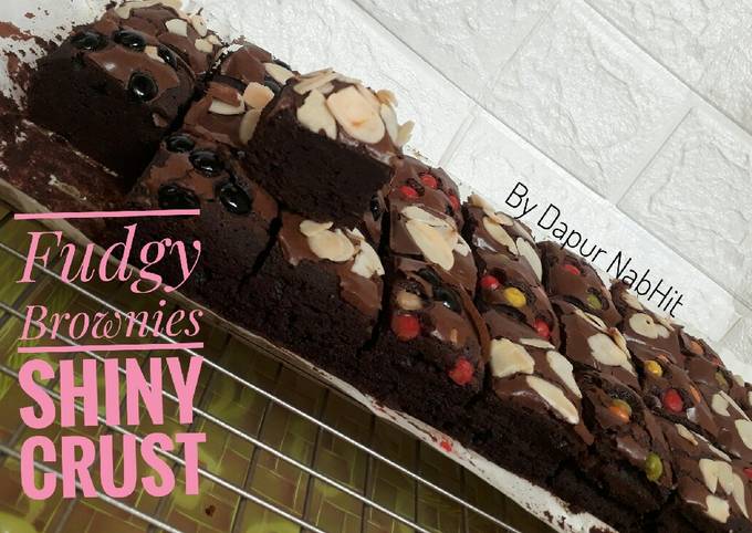 Langkah Mudah untuk Menyiapkan Fudgy Brownies Panggang Shiny Crust, Enak