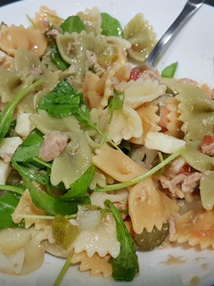 Una foto de Ensalada de pajaritas con atún