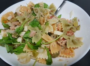 Una foto de Ensalada de pajaritas con atún
