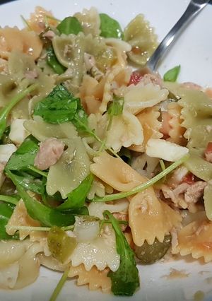 Una foto de Ensalada de pajaritas con atún