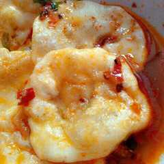 A picture of Cireng kuah merah.