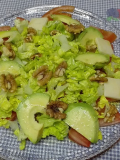 Foto principal de Ensalada de tomate, lechuga, aguacate, parmesano y nueces
