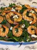 Crevettes grillées aux épices,cresson de fontaine,oignon caramélisé au citron et feta