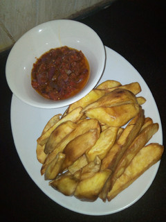 A picture of Fried sweet potatoe with sauce.