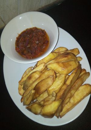 A picture of Fried sweet potatoe with sauce.