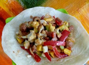 Una foto de Wrap Abierto de Verduras y Chorizo 🧄🥦🌶