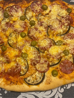 Una foto de Pizza de pepperoni y verduras 🇮🇹