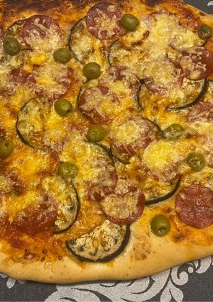 Una foto de Pizza de pepperoni y verduras 🇮🇹
