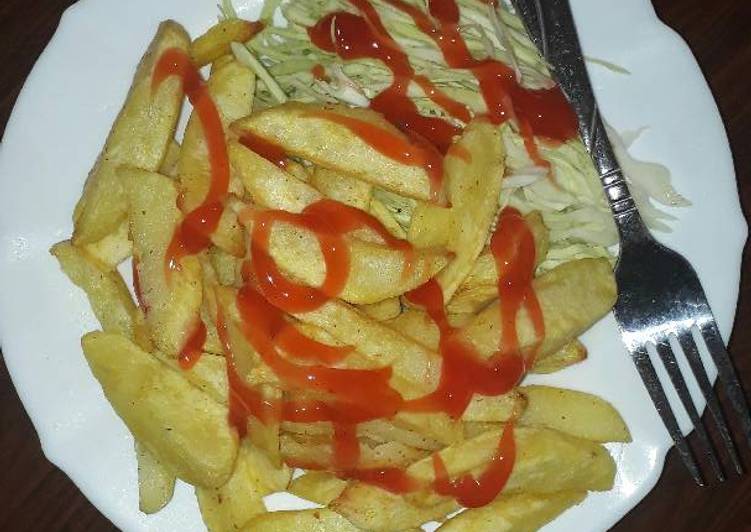Healthy fries and raw salad