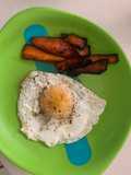 Huevo frito con “tocino” de zanahoria