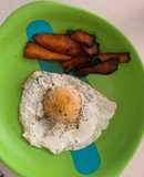 Huevo frito con “tocino” de zanahoria