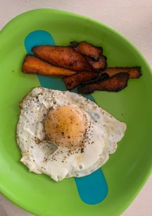 Una foto de Huevo frito con “tocino” de zanahoria