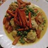 Una foto de Pollo a la crema de curry con vegetales