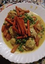 Una foto de Pollo a la crema de curry con vegetales